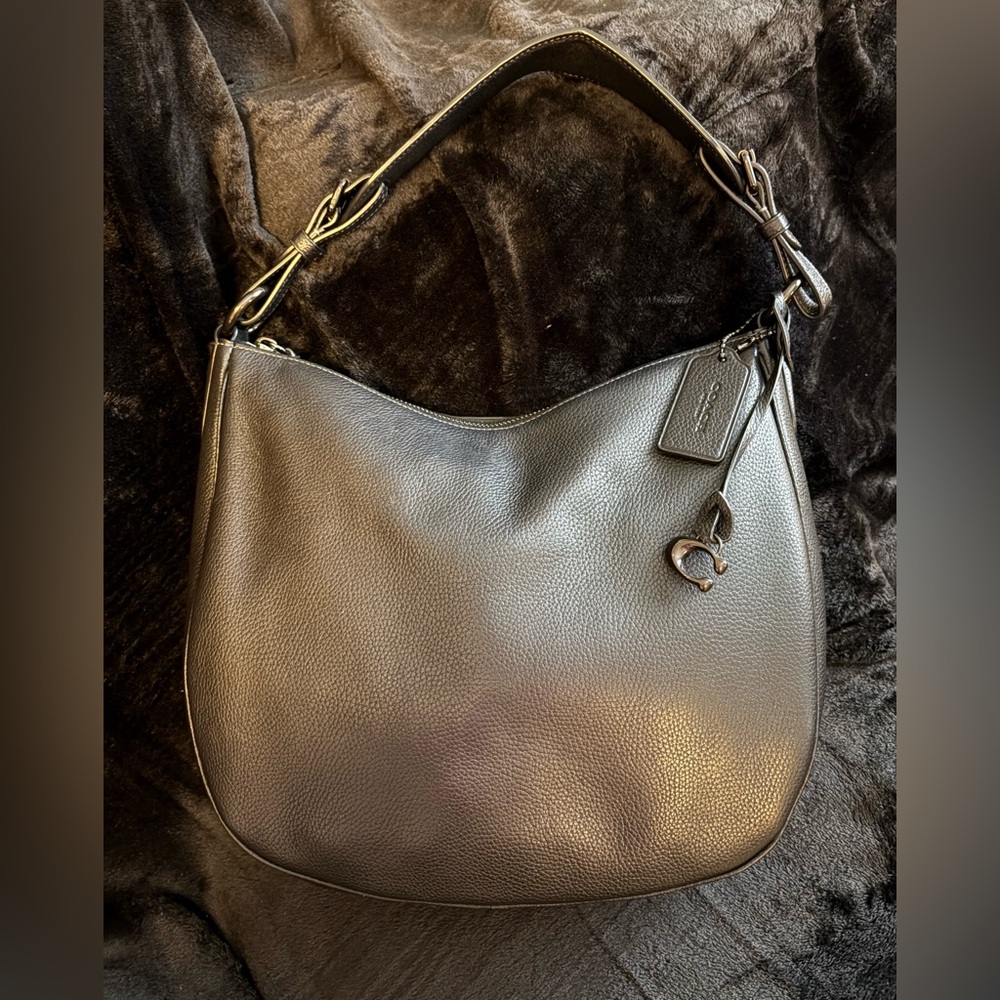 Elegant Coach Black Leather Shoulder Bag